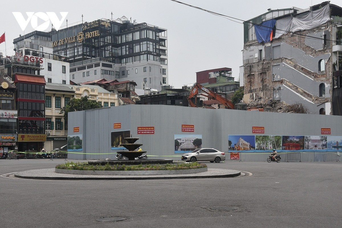 Trong khi đó, thời gian qua quan trắc ô nhiễm không khí tại Hà Nội cho thấy, chỉ số chất lượng không khí ở mức màu tím (rất xấu), nồng độ bụi thường vượt 2–3 lần so với tiêu chuẩn cho phép. Bụi từ công trình phá dỡ là thành phần gây ô nhiễm không khí nghiêm trọng.
