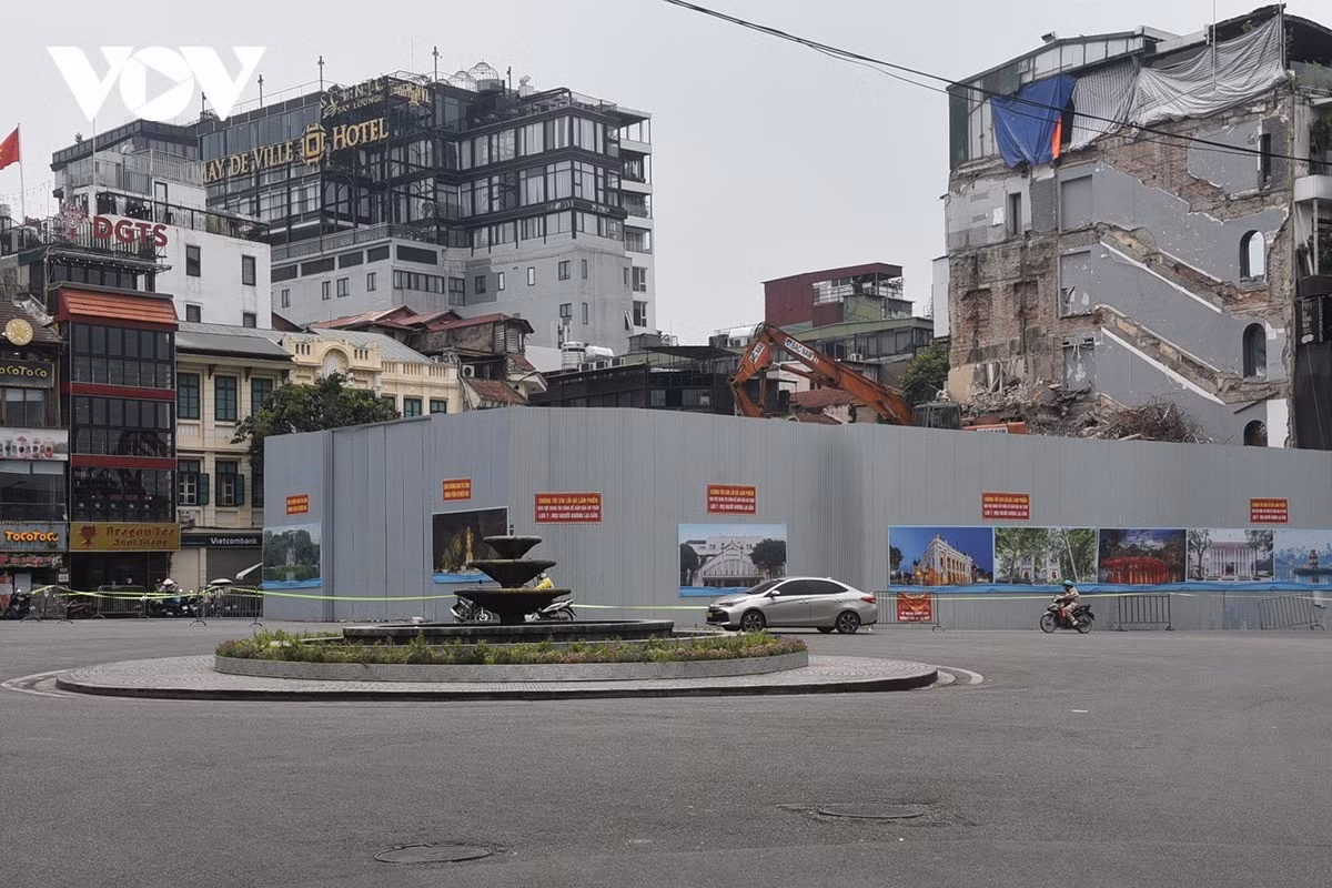 Trong khi đó, thời gian qua quan trắc ô nhiễm không khí tại Hà Nội cho thấy, chỉ số chất lượng không khí ở mức màu tím (rất xấu), nồng độ bụi thường vượt 2–3 lần so với tiêu chuẩn cho phép. Bụi từ công trình phá dỡ là thành phần gây ô nhiễm không khí nghiêm trọng.