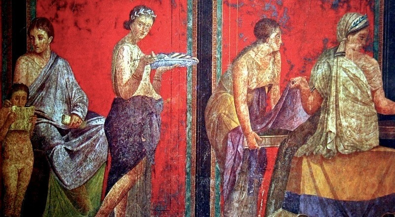  Trang trí bằng tượng và tranh tường tinh xảo. Nhiều mảnh tượng cẩm thạch và dấu tích bích họa cho thấy không gian từng rất xa hoa, phản ánh gu thẩm mỹ của tầng lớp quý tộc La Mã. Ảnh: popular-archaeology.com.