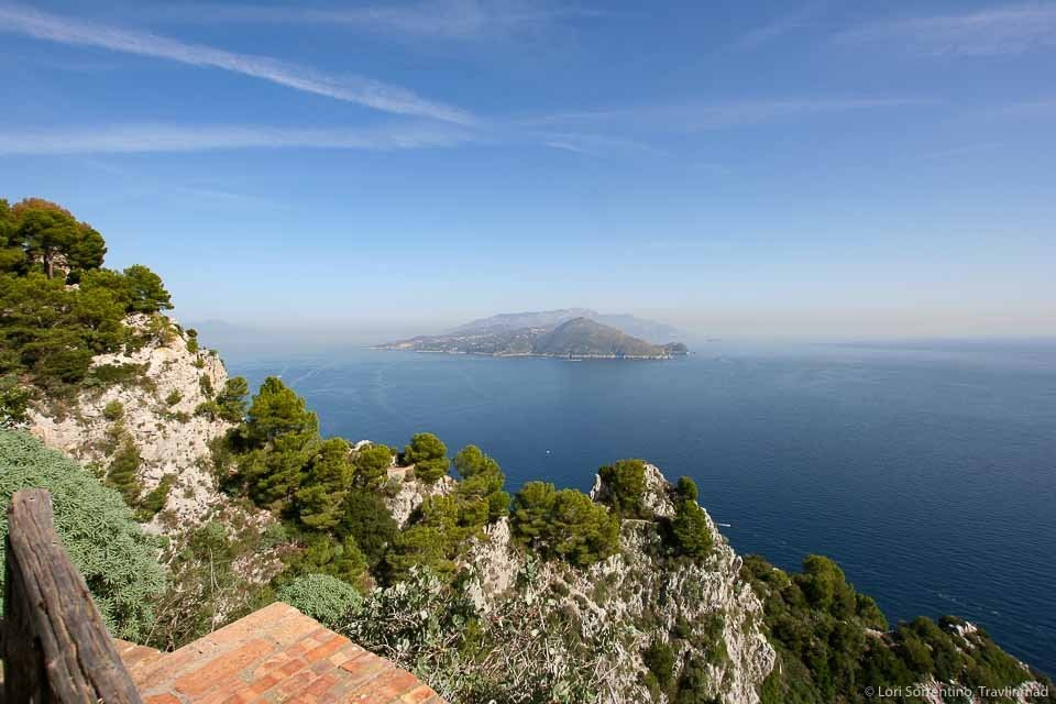  Gắn với nhiều giai thoại gây tranh cãi. Sử gia cổ như Suetonius từng mô tả dinh thự của Tiberius là nơi diễn ra những hành vi kỳ quái, khiến nơi đây mang màu sắc huyền bí và tai tiếng. Ảnh: squarespace-cdn.com.