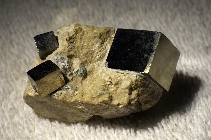  Phát ra tia lửa khi va đập. Khi gõ pyrite bằng kim loại, nó có thể tạo ra tia lửa, từng được người cổ đại sử dụng để nhóm lửa. Ảnh: Pinterest.