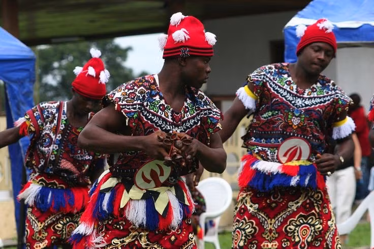  Một trong những tộc người đông dân nhất Nigeria. Người Igbo chiếm khoảng 15–18% dân số Nigeria, tập trung chủ yếu ở vùng Đông Nam đất nước, với lịch sử lâu đời và bản sắc văn hóa mạnh mẽ. Ảnh: Pinterest.
