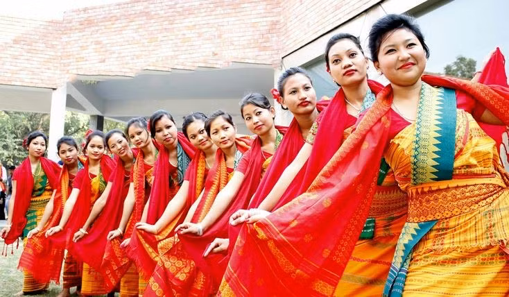  Tín ngưỡng Bathou đặc trưng. Nhiều người Bodo theo tín ngưỡng Bathou, thờ vị thần tối cao Bathoubwrai. Biểu tượng thiêng liêng của tín ngưỡng này là cây Sijou (một loài xương rồng), thường được trồng trong khuôn viên gia đình để cầu bình an. Ảnh: Pinterest.