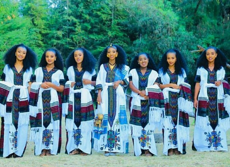  Liên hệ chặt chẽ với Chính thống giáo Ethiopia. Phần lớn người Amhara ngày nay theo Chính thống giáo Ethiopia, một trong những nhánh Kitô giáo cổ xưa nhất thế giới, với nghi lễ, lịch phụng vụ và kiến trúc nhà thờ mang bản sắc riêng biệt. Ảnh: Pinterest.