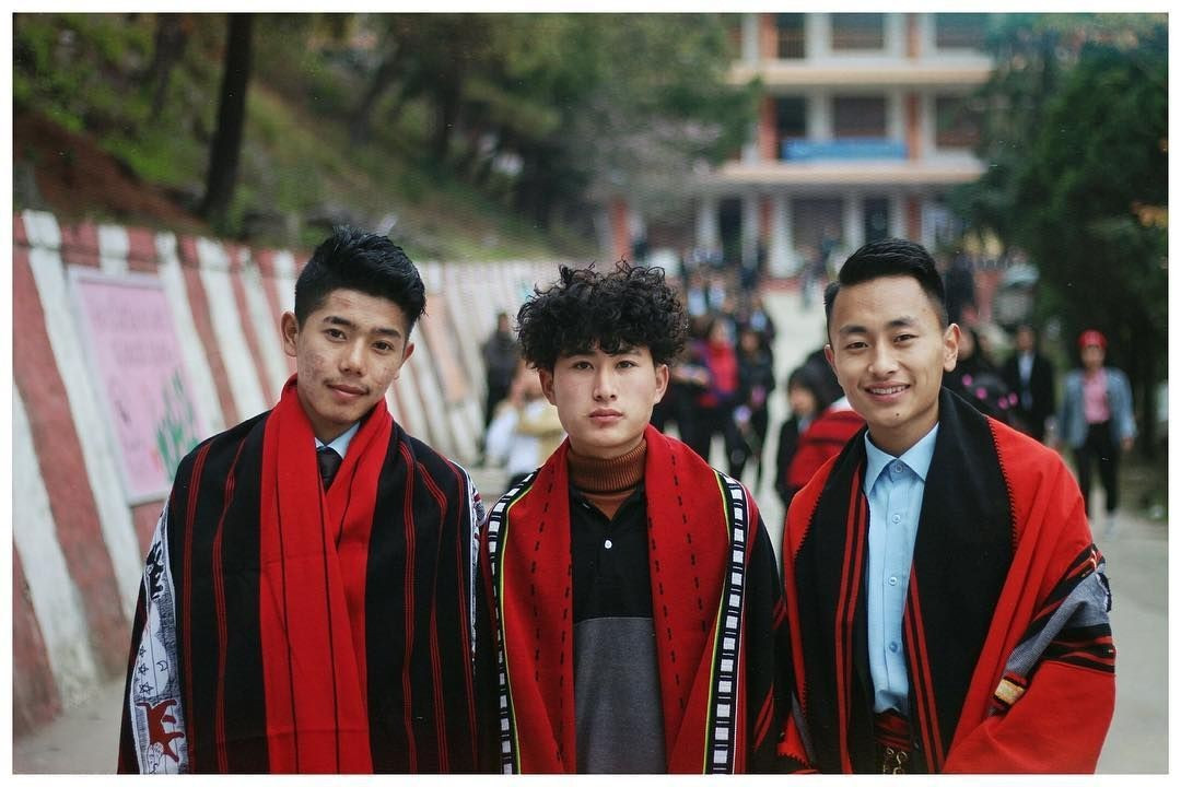  Cuộc sống hiện đại đang song hành với truyền thống. Ngày nay, nhiều người Naga theo học, làm việc trong đô thị nhưng vẫn duy trì lễ hội, ngôn ngữ và phong tục cổ xưa, tạo nên sự hòa trộn độc đáo giữa đời sống hiện đại và bản sắc bản địa. Ảnh: Pinterest.