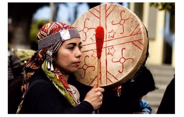  Có hệ thống xã hội truyền thống đặc sắc. Cộng đồng Mapuche được tổ chức theo các dòng họ và thủ lĩnh địa phương. Ảnh: Pinterest.