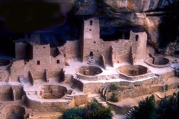  3. Khí hậu khắc nghiệt được cho là một nguyên nhân chính. Các bằng chứng khảo cổ cho thấy hạn hán kéo dài vào cuối thế kỷ 13 khiến nguồn nước và lương thực cạn kiệt. Ảnh: Pinterest.