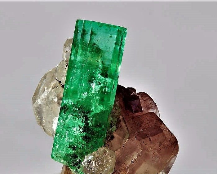  5. Ngọc lục bảo thường có nhiều vết rạn tự nhiên. Khác với kim cương, các vết nứt nhỏ trong ngọc lục bảo là điều bình thường và được gọi là “jardin” (khu vườn) vì chúng trông như họa tiết thiên nhiên. Ảnh: Pinterest.