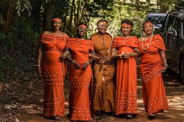 Ngôn ngữ thuộc nhóm Bantu. Tiếng Kikuyu là một trong những ngôn ngữ bản địa quan trọng, được sử dụng rộng rãi trong cộng đồng. Ảnh: Pinterest.