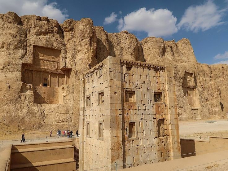  Là kho báu khảo cổ vô giá của Iran. Ngày nay Naqsh-e Rustam thu hút giới nghiên cứu và du khách bởi vẻ đẹp hùng vĩ, thiêng liêng. Ảnh: Pinterest.