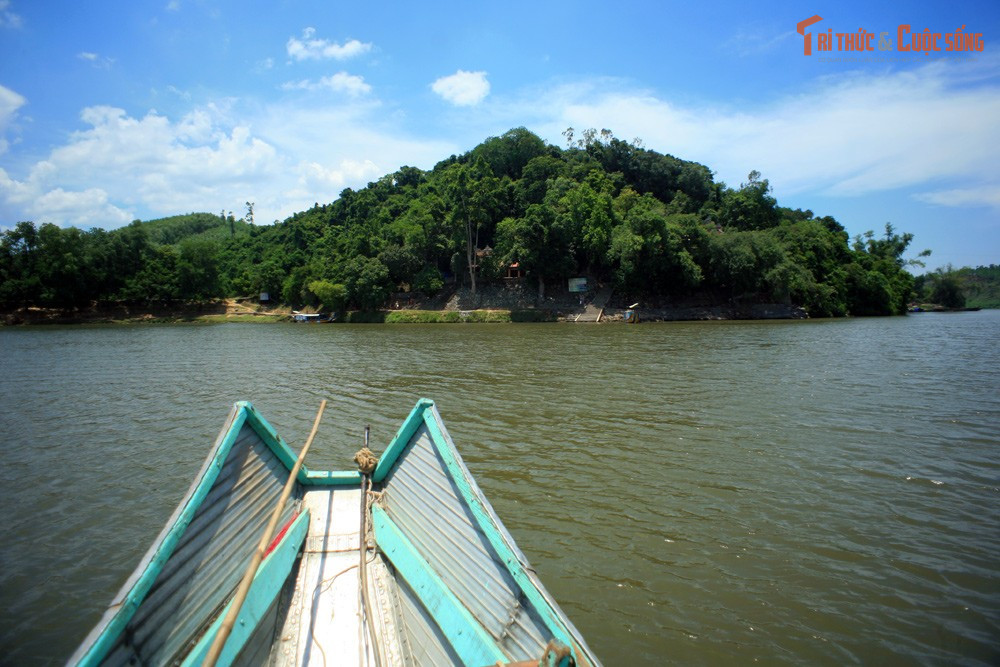 Tên gọi gắn với giai thoại chén ngọc của vua Minh Mạng. Dân gian quen gọi là Điện Hòn Chén hay Hoàn Chén, bắt nguồn từ truyền thuyết vua Minh Mạng đánh rơi chén ngọc xuống sông Hương rồi được rùa thần ngậm trả lại.