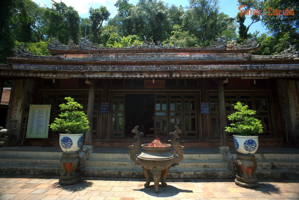 Minh Kính Đài có cấu trúc ba cung độc đáo. Điện thờ chính của điện Hòn Chén là Minh Kính Đài, được chia thành Thượng Cung, Trung Cung và Tiền Điện, vừa phục vụ thờ tự, vừa là không gian nghi lễ và tiếp đón tín đồ.