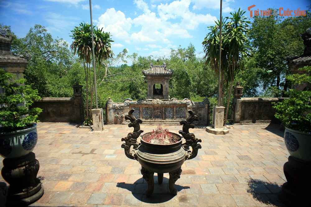 Là nơi giao thoa hiếm hoi giữa cung đình và dân gian. Điện Hòn Chén là ngôi điện duy nhất ở Huế kết hợp nghi lễ hoàng gia, lễ hội dân gian và hầu đồng, tạo nên một không gian tâm linh rất riêng của xứ Huế.