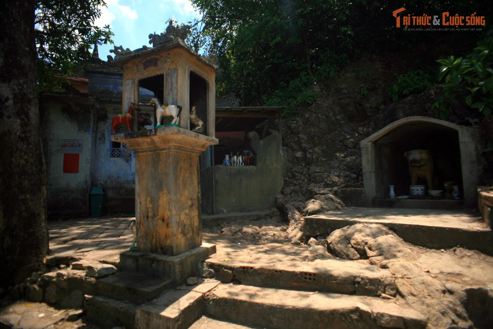 Là nơi phối thờ nhiều tín ngưỡng cùng lúc. Điện Hòn Chén không thờ theo một hệ thống duy nhất mà phối thờ Phật, Quan Công, Liễu Hạnh Công Chúa và hơn một trăm vị thần khác.