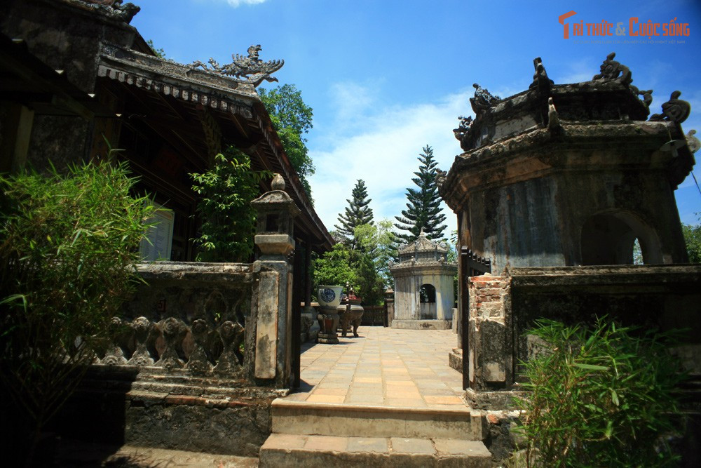 Hình tượng phượng xuất hiện dày đặc trong trang trí. Phượng hoàng được dùng nhiều trên mái và đồ thờ vì tượng trưng cho nữ tính, phù hợp với hệ thống các nữ thần được tôn thờ tại đây.