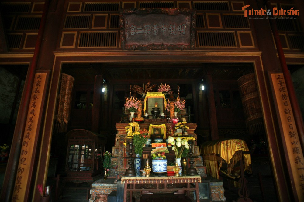 Tên chính thức trong sắc phong không phải Hòn Chén. Trong các văn bản triều Nguyễn, điện Hòn Chén mang tên “Ngọc Trản Sơn Từ”, tức đền thờ trên núi Ngọc Trản, cho thấy tên dân gian và tên hành chính tồn tại song song.