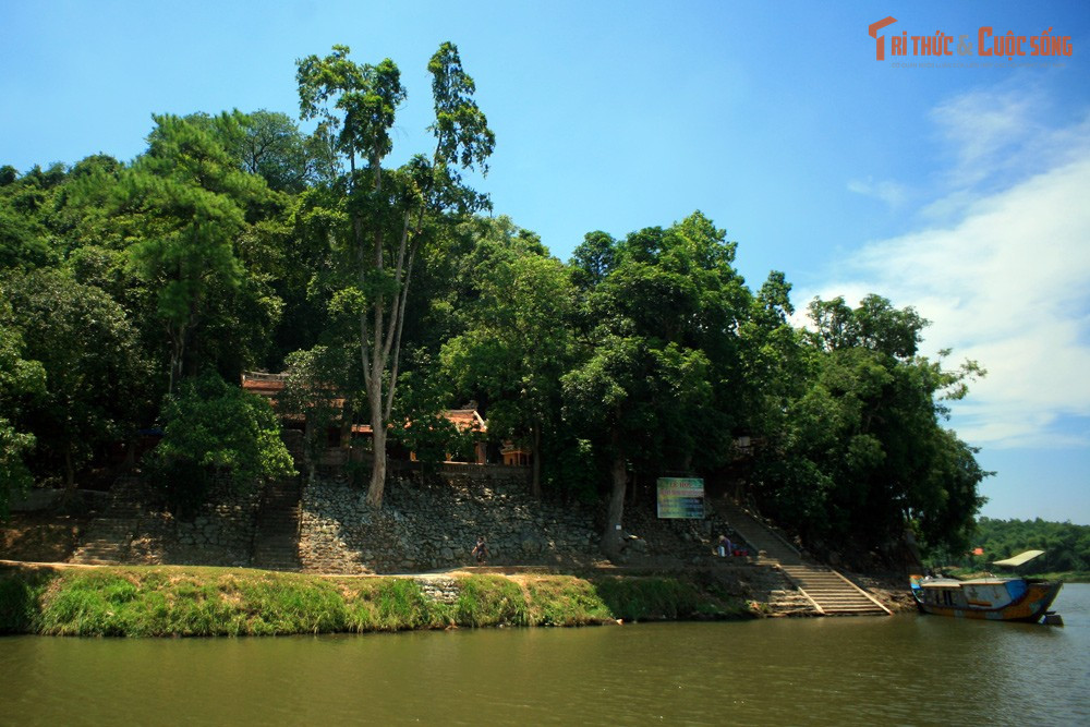 Vị trí phong thủy được xem là rất đặc biệt. Núi Ngọc Trản nằm bên đoạn sâu nhất của sông Hương, được vua Đồng Khánh ví như hình con sư tử cúi đầu uống nước, hàm ý linh khí hội tụ.