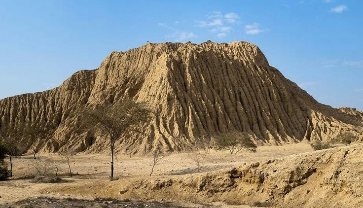  Trung tâm nghi lễ quan trọng của vùng bắc Peru. Túcume không chỉ là nơi ở mà còn là trung tâm hành lễ, hiến tế và thờ thần núi, đặc biệt gắn với ngọn Cerro La Raya linh thiêng gần đó. Ảnh: Pinterest.