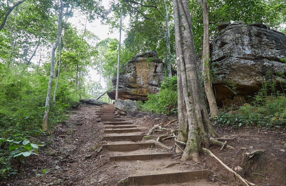  Liên quan đến nhiều truyền thuyết dân gian Thái Lan. Nhiều địa điểm trong công viên gắn với truyền thuyết nổi tiếng về nàng công chúa Nang Usa và hoàng tử Pha Daeng. Các khối đá, hang động và mái đá trong khu vực thường được người dân đặt tên theo các chi tiết trong câu chuyện truyền miệng này. Ảnh: sailingstonetravel.b-cdn.net.