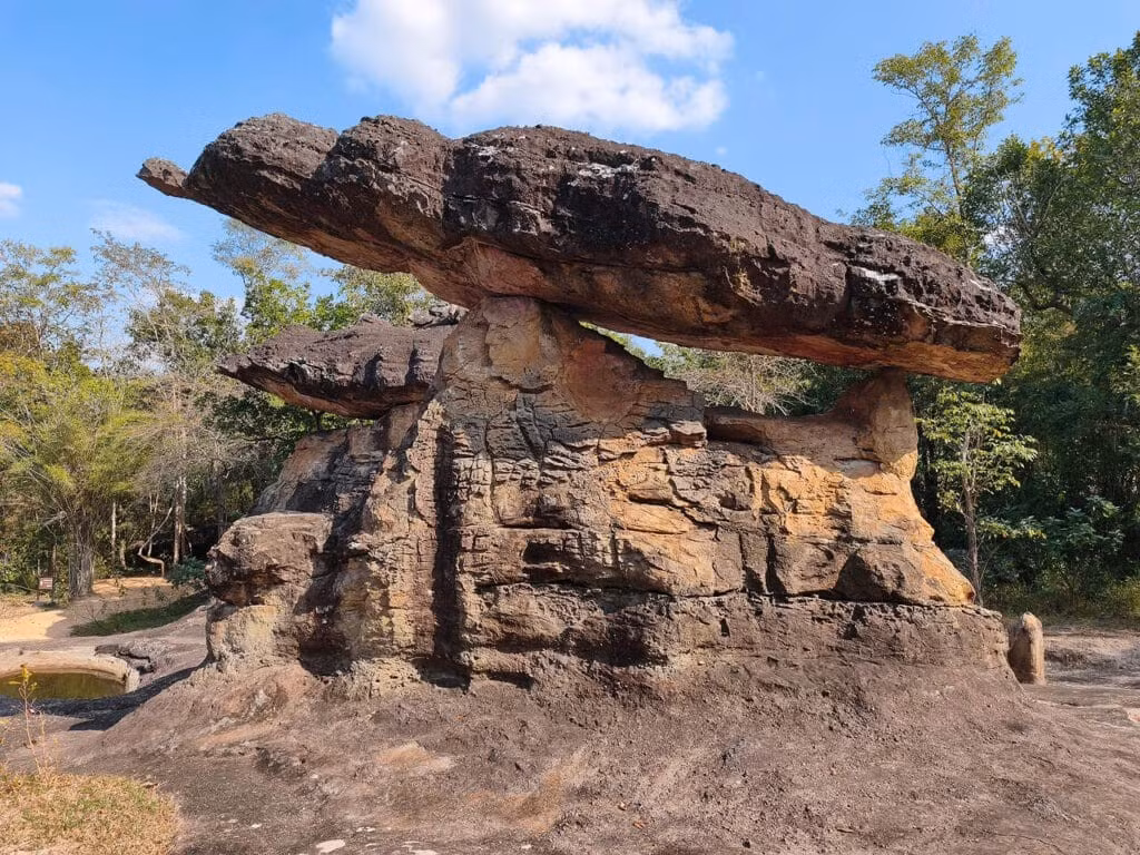  Được công nhận là di sản thế giới. Nhờ giá trị nổi bật về khảo cổ học và cảnh quan văn hóa, Công viên Lịch sử Phu Phra Bat đã được UNESCO công nhận là Di sản Thế giới. Danh hiệu này giúp nâng cao nhận thức về tầm quan trọng của việc bảo tồn các di tích cổ trong khu vực. Ảnh: maratnomad.com.