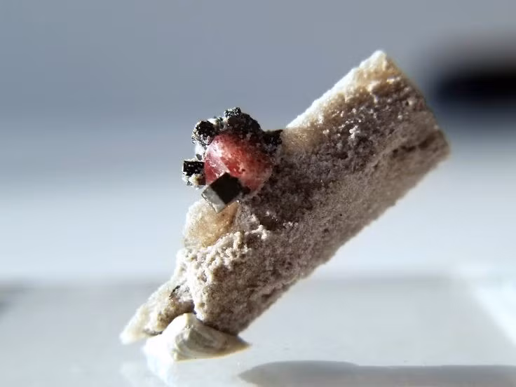  3. Màu đỏ độc đáo khiến nó cực kỳ có giá trị. Màu sắc đỏ tươi và độ trong cao khiến Bixbite có giá trị cao hơn cả ngọc lục bảo hay ruby cùng kích cỡ. Ảnh: Pinterest.