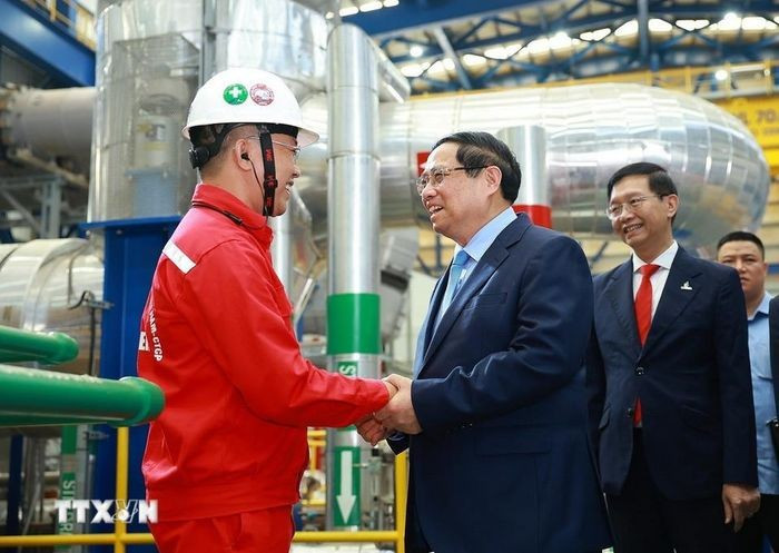 Thủ tướng Phạm Minh Chính với kỹ sư, công nhân vận hành Nhà máy điện LNG Nhơn Trạch 3 và 4. (Ảnh: Dương Giang/TTXVN)