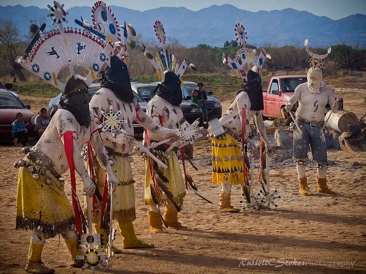  Ngôn ngữ Apache vẫn còn được nói. Nhiều cộng đồng Apache vẫn gìn giữ tiếng mẹ đẻ trong đời sống hiện đại. Ảnh: Pinterest.