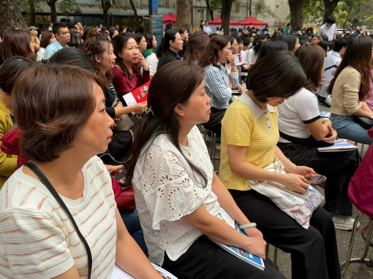 Phụ huynh nghe thông tin về tuyển sinh lớp 10