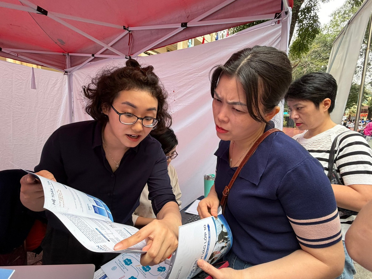 Nhiều phụ huynh chủ động gặp thầy cô các trường THPT để trao đổi về tuyển sinh lớp 10 năm nay