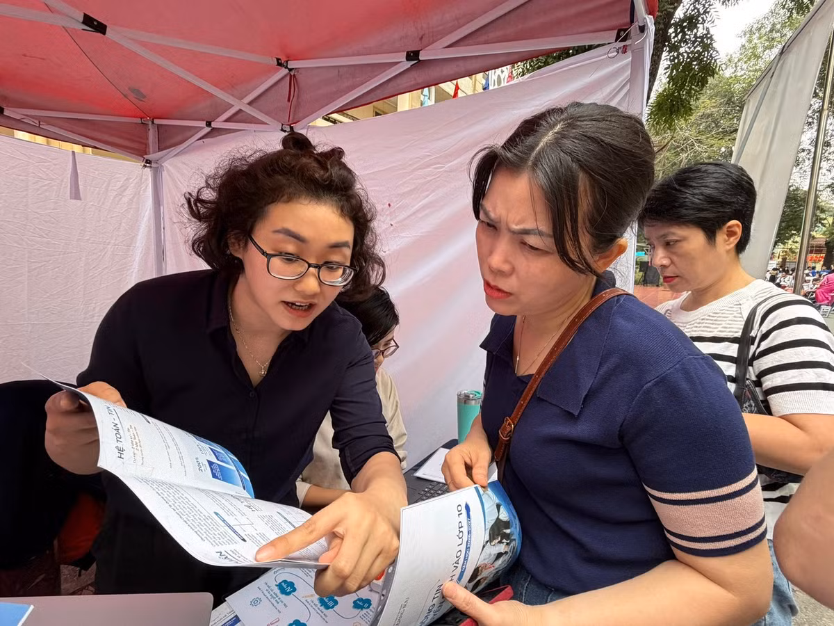 Nhiều phụ huynh chủ động gặp thầy cô các trường THPT để trao đổi về tuyển sinh lớp 10 năm nay