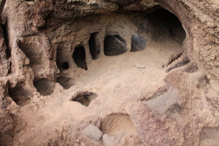  Đục trong đá núi lửa mềm đặc trưng. Chất đá núi lửa tương đối mềm của đảo giúp người xưa có thể tạo ra các hốc chứa lớn mà không cần công cụ kim loại hiện đại. Ảnh: Pinterest.