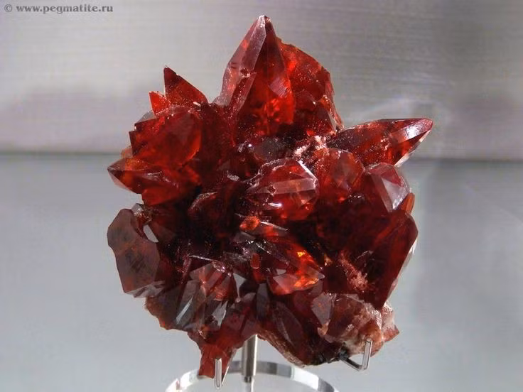  8. Có ứng dụng trong công nghệ. Nhờ cấu trúc tinh thể đem lại hiệu ứng quang học đặc biệt, brookite được nghiên cứu cho các ứng dụng quang xúc tác và năng lượng mặt trời. Ảnh: Pinterest.