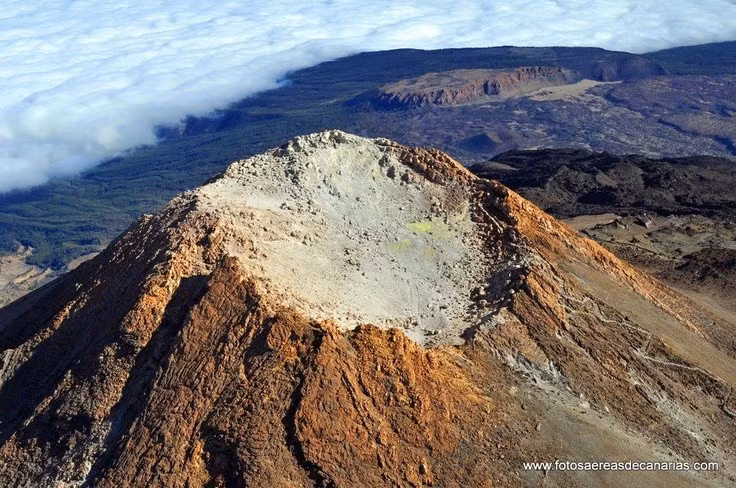  Ngọn núi lửa vẫn còn “sống”. Núi lửa Teide chưa nguội lạnh hoàn toàn, với hoạt động địa nhiệt và khí lưu huỳnh còn tồn tại, khiến nơi đây được các nhà khoa học theo dõi chặt chẽ. Ảnh: Pinterest.