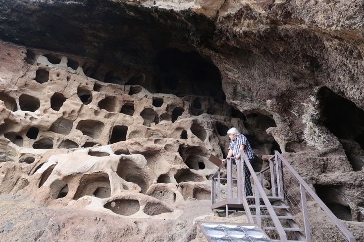  Là kho chứa ngũ cốc cổ chứ không phải nơi ở. Trái với suy nghĩ phổ biến, hang Valerón không phải chỗ cư trú mà là một “kho lương thực” tập thể, nơi người bản địa lưu trữ ngũ cốc để sử dụng lâu dài. Ảnh: Pinterest.