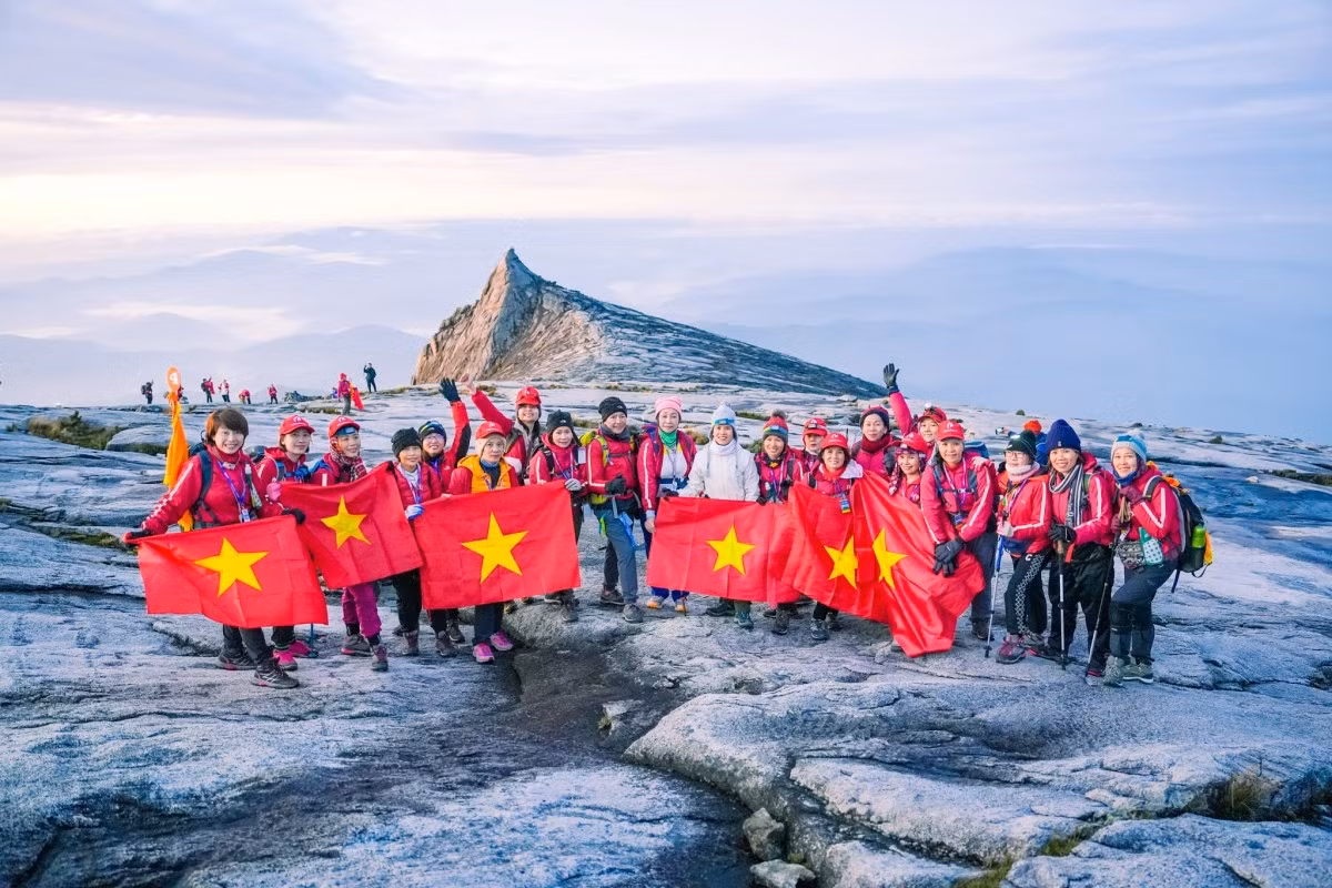  Kinabalu là điểm đến leo núi nổi tiếng toàn cầu. Mỗi năm, hàng chục nghìn du khách chinh phục đỉnh núi qua các tuyến đường được kiểm soát nghiêm ngặt nhằm cân bằng giữa du lịch và bảo tồn. Ảnh: NVCC / VOV.