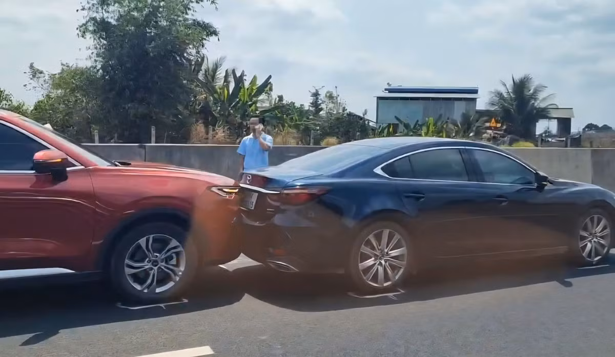 Hiện trường các ô tô đâm vào nhau trên cao tốc.