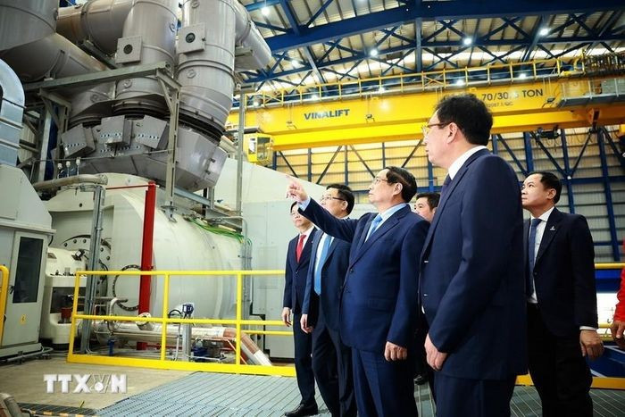 Thủ tướng Phạm Minh Chính tham quan hệ thống vận hành Nhà máy Điện khí LNG Nhơn Trạch 3 và 4. (Ảnh: Dương Giang/TTXVN)