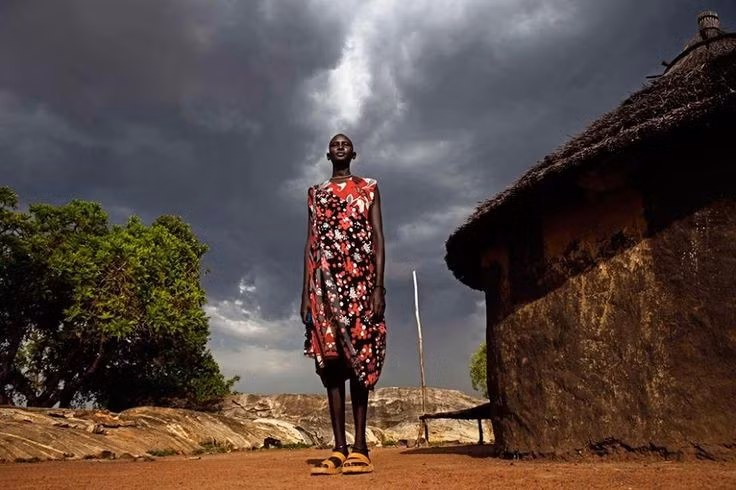  Một trong những tộc người cao nhất thế giới. Người Dinka thường được nhắc đến với chiều cao trung bình ấn tượng, nhiều nam giới vượt quá 1,9 mét. Yếu tố di truyền kết hợp chế độ ăn giàu sữa và môi trường sống được cho là góp phần tạo nên đặc điểm này. Ảnh: Pinterest.