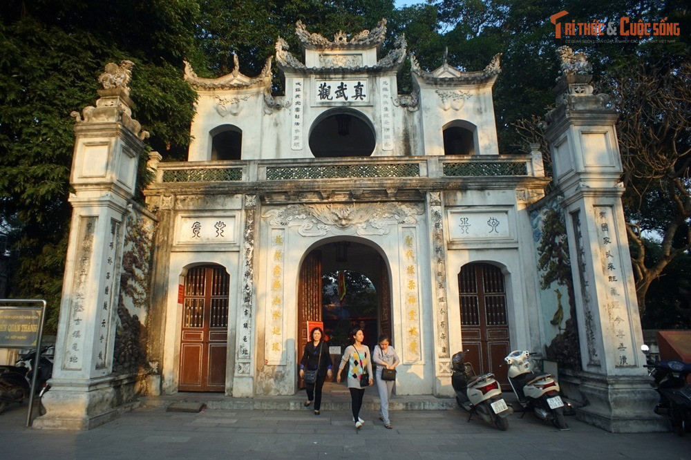 Đền Quán Thánh là một trong “Thăng Long tứ trấn” nổi tiếng. Ngôi đền giữ vị trí trấn Bắc kinh thành Thăng Long xưa, cùng với đền Bạch Mã, đền Kim Liên và đền Voi Phục tạo thành hệ thống bảo hộ tâm linh cho kinh đô.