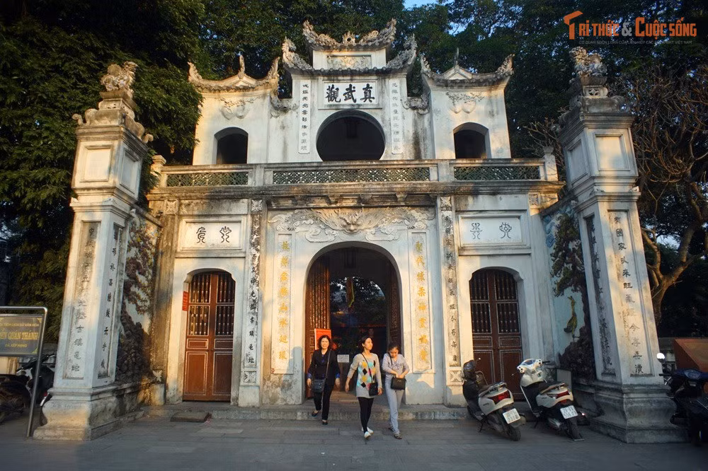 Đền Quán Thánh là một trong “Thăng Long tứ trấn” nổi tiếng. Ngôi đền giữ vị trí trấn Bắc kinh thành Thăng Long xưa, cùng với đền Bạch Mã, đền Kim Liên và đền Voi Phục tạo thành hệ thống bảo hộ tâm linh cho kinh đô.