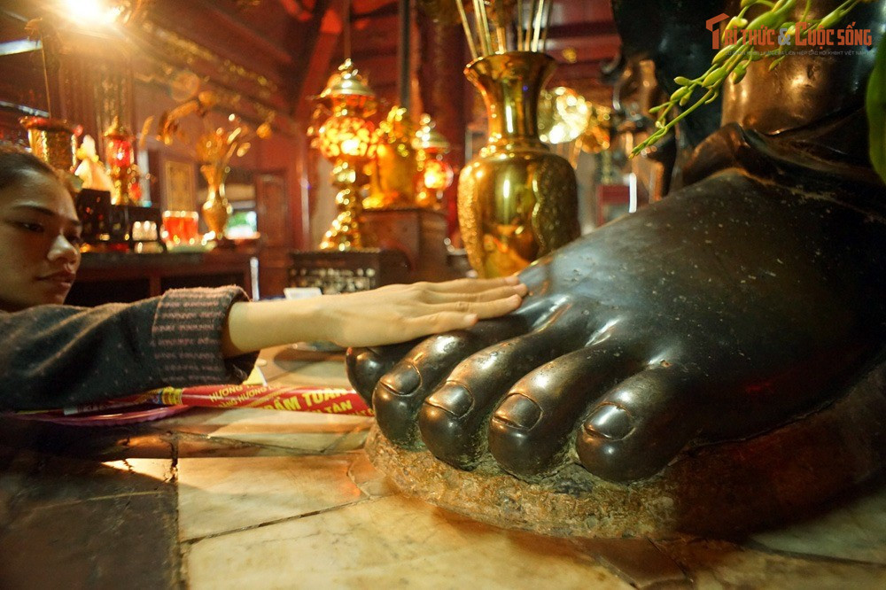 Ngôi đền là sự giao thoa hiếm hoi giữa Đạo giáo và tín ngưỡng Việt. Dù thờ thần Đạo giáo, kiến trúc, nghi lễ và cách thờ cúng tại đền đã Việt hóa sâu sắc, phản ánh khả năng dung hợp tôn giáo độc đáo của văn hóa Thăng Long.