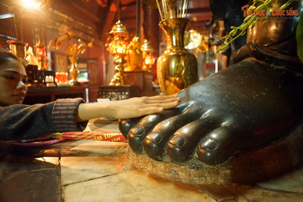 Ngôi đền là sự giao thoa hiếm hoi giữa Đạo giáo và tín ngưỡng Việt. Dù thờ thần Đạo giáo, kiến trúc, nghi lễ và cách thờ cúng tại đền đã Việt hóa sâu sắc, phản ánh khả năng dung hợp tôn giáo độc đáo của văn hóa Thăng Long.