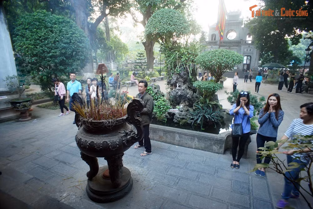 Đền Quán Thánh từng là trung tâm sinh hoạt tín ngưỡng lớn của kinh thành. Không chỉ vua chúa, quan lại mà cả dân thường đều đến lễ bái, đặc biệt vào những dịp cầu mưa thuận gió hòa, quốc thái dân an.