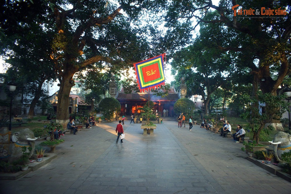 Vị trí đền gắn chặt với yếu tố phong thủy. Đền nằm gần hồ Tây, hướng ra sông Hồng xưa, tạo thế “thủy tụ” được cho là rất tốt về phong thủy, giúp trấn giữ long mạch kinh thành.