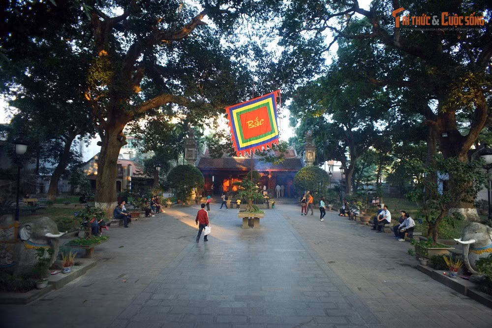 Vị trí đền gắn chặt với yếu tố phong thủy. Đền nằm gần hồ Tây, hướng ra sông Hồng xưa, tạo thế “thủy tụ” được cho là rất tốt về phong thủy, giúp trấn giữ long mạch kinh thành.