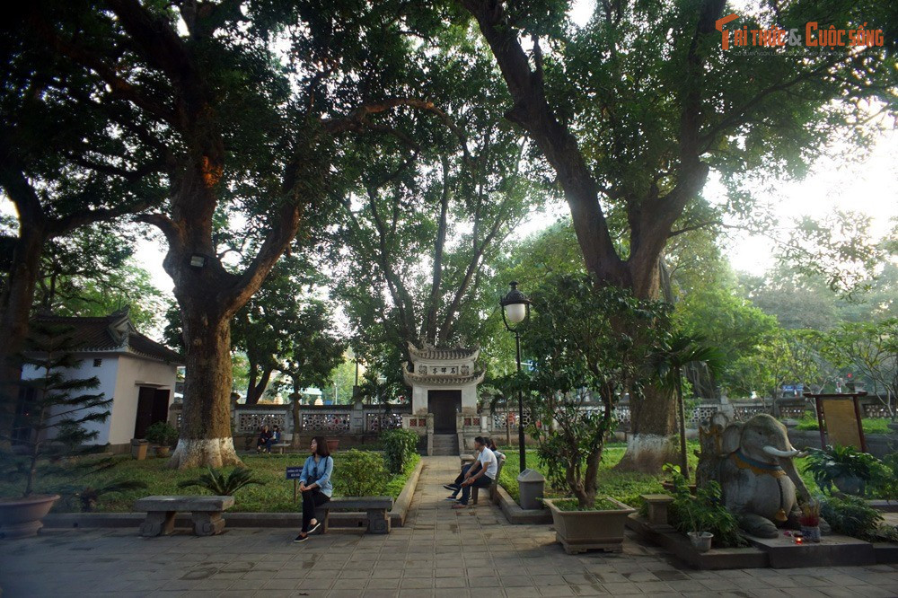 Đền từng nhiều lần được trùng tu qua các triều đại. Từ thời Lý, Trần đến Lê, Nguyễn, đền Quán Thánh luôn được coi trọng và sửa sang, phản ánh vai trò đặc biệt của ngôi đền trong đời sống chính trị – tâm linh.