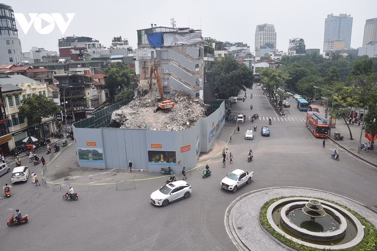 Bụi mịn bay qua hàng rào mỗi khi có gió thổi về phía Hồ Gươm.