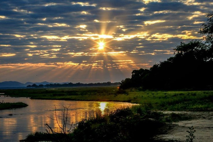  Tên gọi bắt nguồn từ những “hồ nước của thần linh”. “Mana” trong ngôn ngữ địa phương nghĩa là bốn, chỉ bốn hồ nước lớn hình thành từ các nhánh sông Zambezi, nuôi sống hệ sinh thái quanh năm. Ảnh: Pinterest.