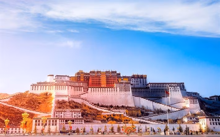  Nằm trên đỉnh đồi Marpo Ri. Cung điện đứng sừng sững ở độ cao hơn 3.700 mét so với mực nước biển, nhìn xuống toàn cảnh thành phố Lhasa. Ảnh: Pinterest.