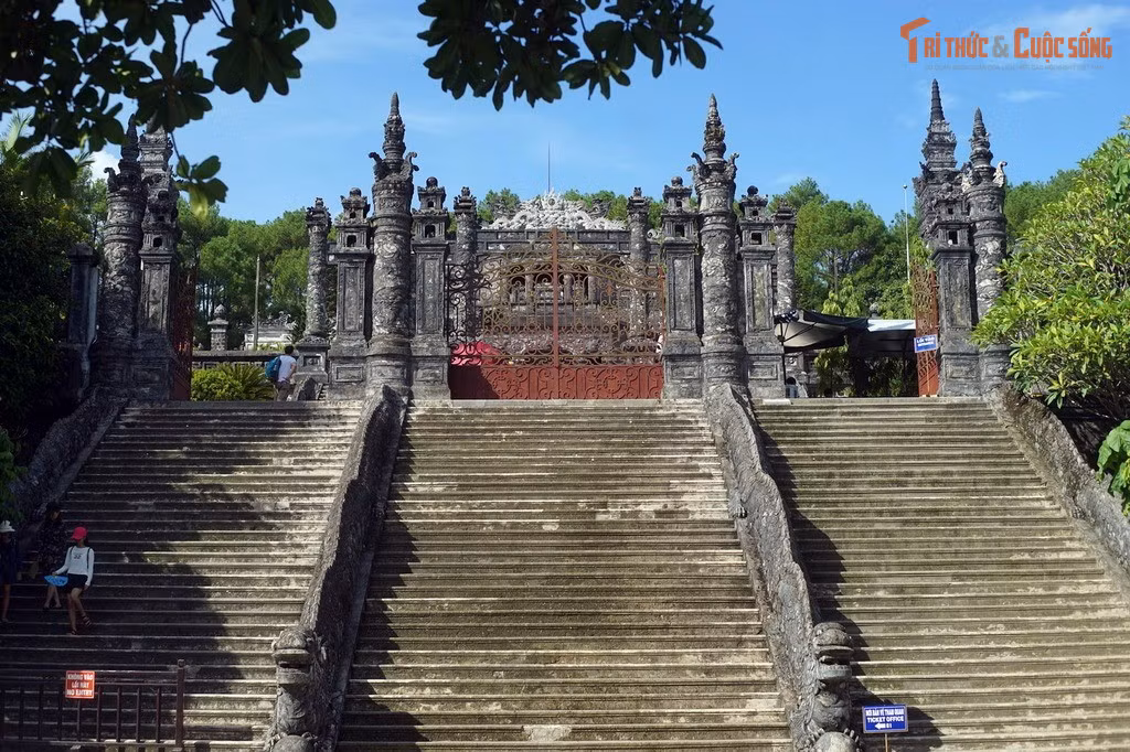 Là lăng vua Nguyễn được xây dựng lâu nhất. Lăng Khải Định được khởi công năm 1920 và hoàn thành năm 1931, kéo dài 11 năm, lâu hơn bất kỳ lăng vua Nguyễn nào khác.